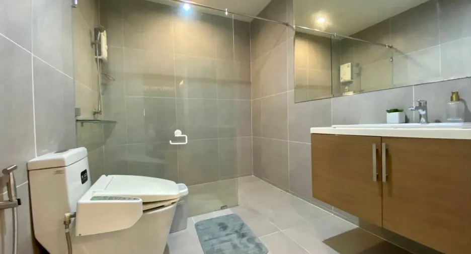 For rent 2 bedrooms condo in Watthana, Bangkok