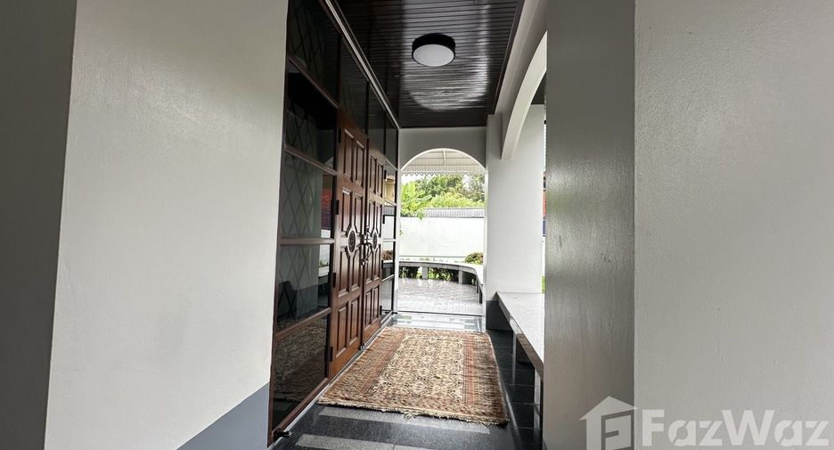 Casa en alquiler de 3 habitaciones en Watthana, Bangkok
