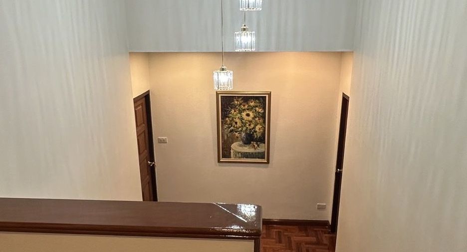 Casa en alquiler de 3 habitaciones en Watthana, Bangkok