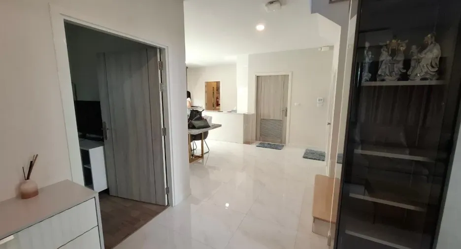 Casa en alquiler de 3 habitaciones en Prawet, Bangkok