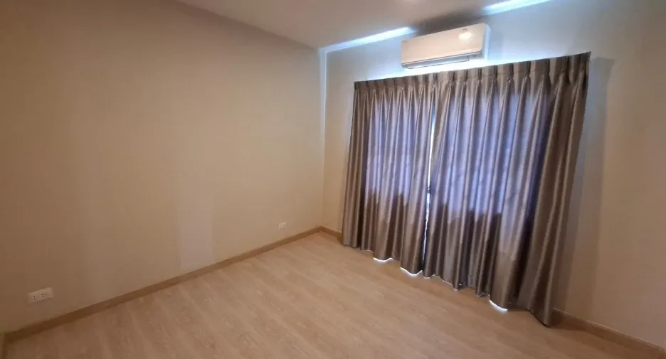 Casa en alquiler de 3 habitaciones en Prawet, Bangkok