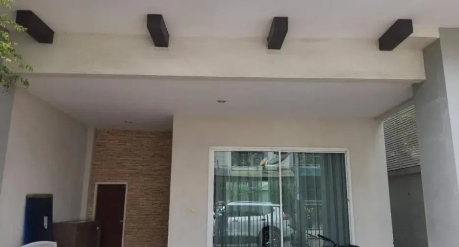 For rent 3 bedrooms townhouse in Yan Nawa, Bangkok