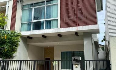 For rent 3 bedrooms townhouse in Yan Nawa, Bangkok
