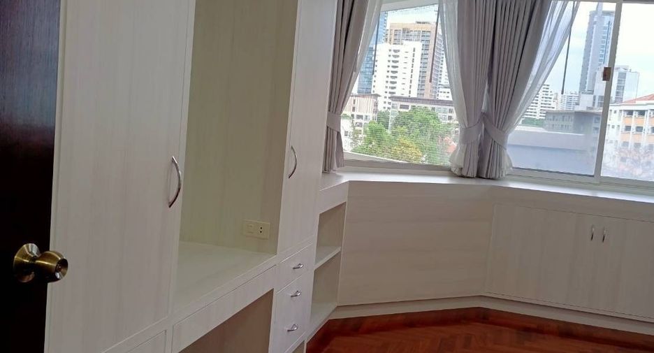 For rent 3 bedrooms condo in Khlong Toei, Bangkok