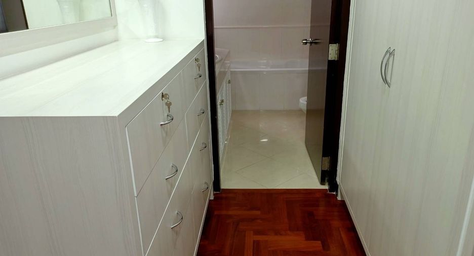 For rent 3 bedrooms condo in Khlong Toei, Bangkok