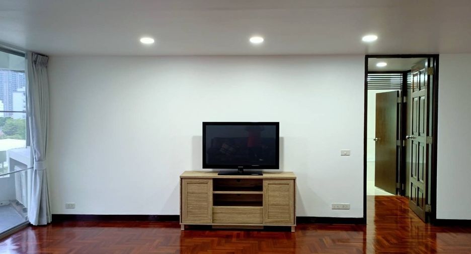 For rent 3 bedrooms condo in Khlong Toei, Bangkok
