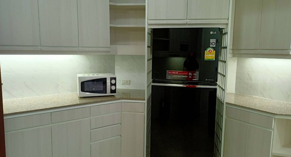 For rent 3 bedrooms condo in Khlong Toei, Bangkok