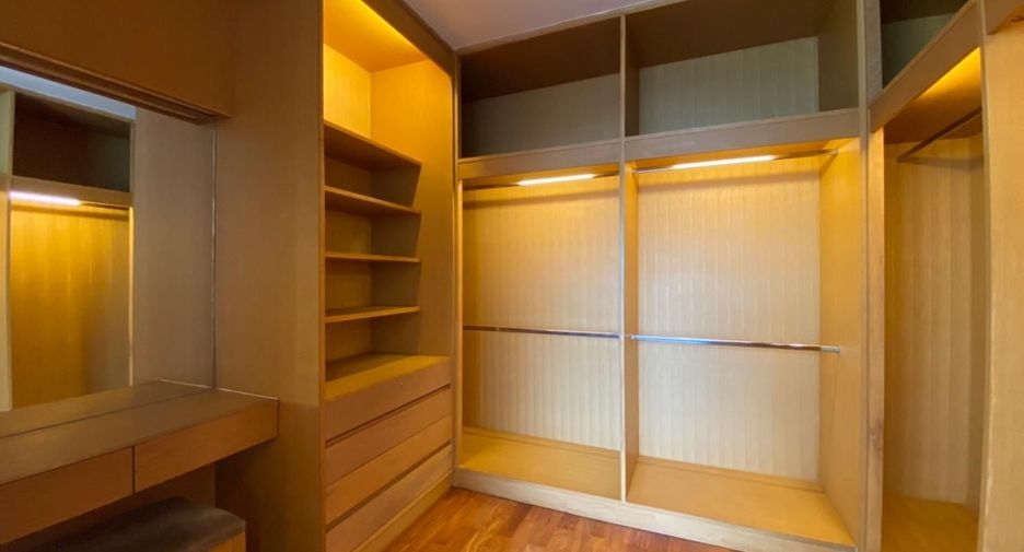 For rent 3 bedrooms apartment in Watthana, Bangkok