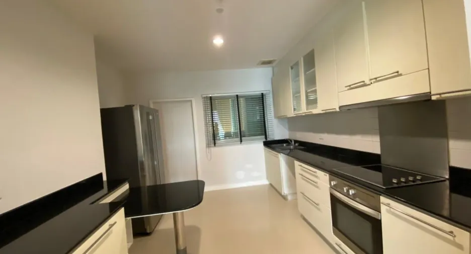 For rent 3 bedrooms apartment in Watthana, Bangkok