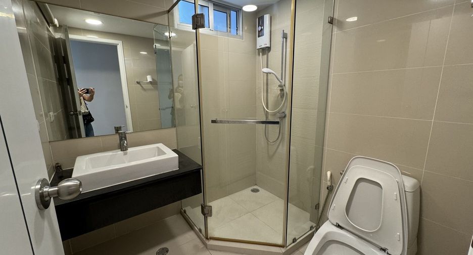 For rent 2 bedrooms condo in Huai Khwang, Bangkok