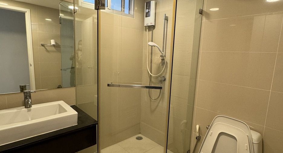 For rent 2 bedrooms condo in Huai Khwang, Bangkok