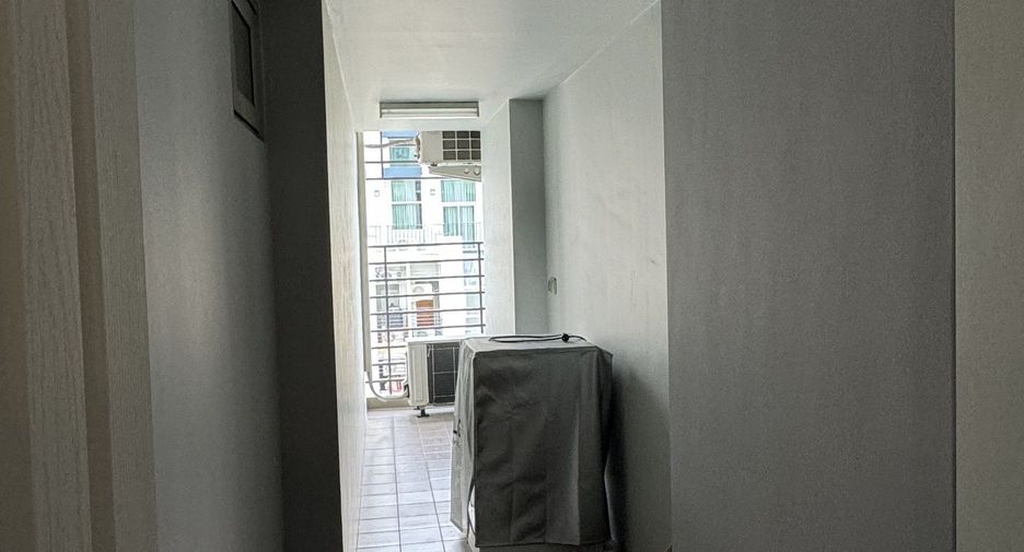 For rent 2 bedrooms condo in Huai Khwang, Bangkok