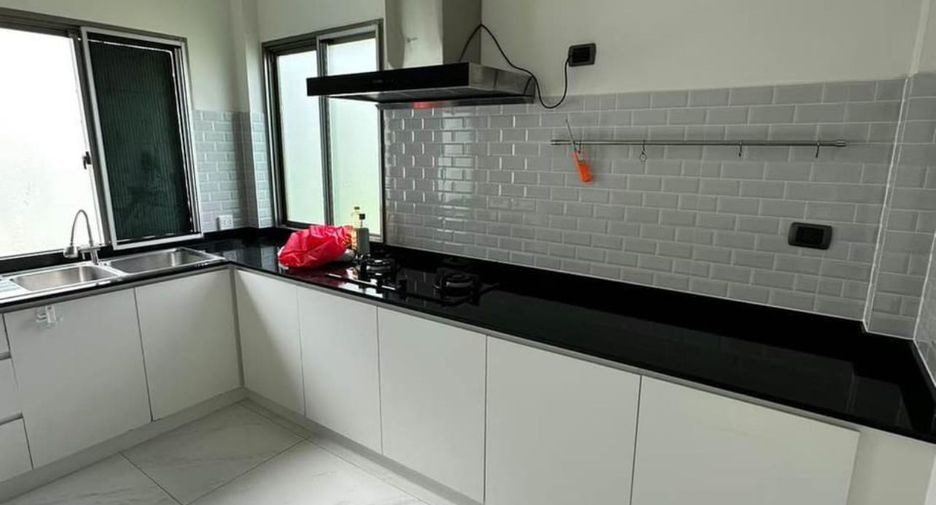 For rent 4 bedrooms house in Lat Krabang, Bangkok