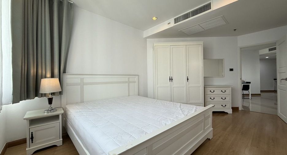 For rent 2 bedrooms condo in Huai Khwang, Bangkok