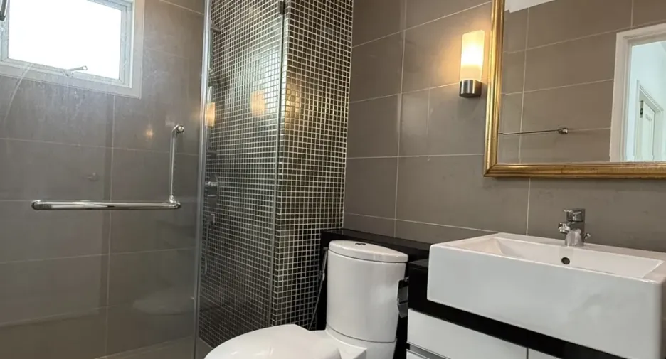 For rent 2 bedrooms condo in Huai Khwang, Bangkok
