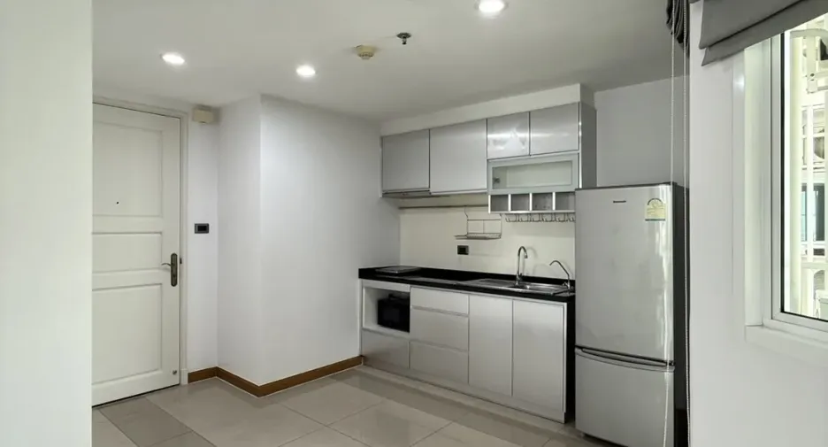 For rent 2 bedrooms condo in Huai Khwang, Bangkok