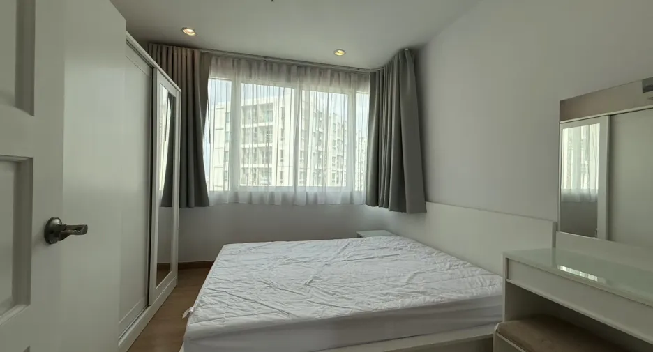 For rent 2 bedrooms condo in Huai Khwang, Bangkok