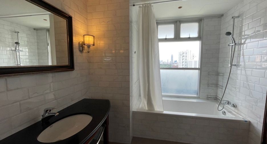 For rent 2 bedrooms condo in Khlong Toei, Bangkok