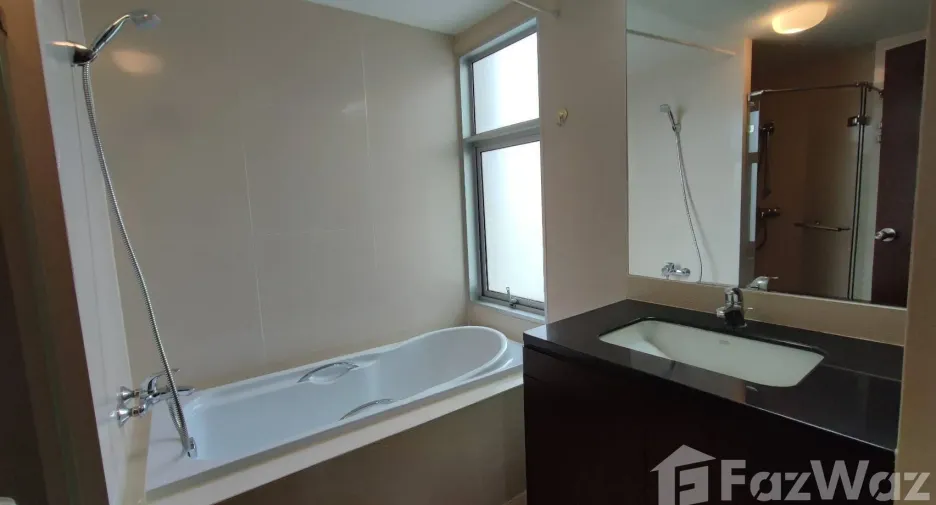 Condo en alquiler de 3 habitaciones en Khlong Toei, Bangkok