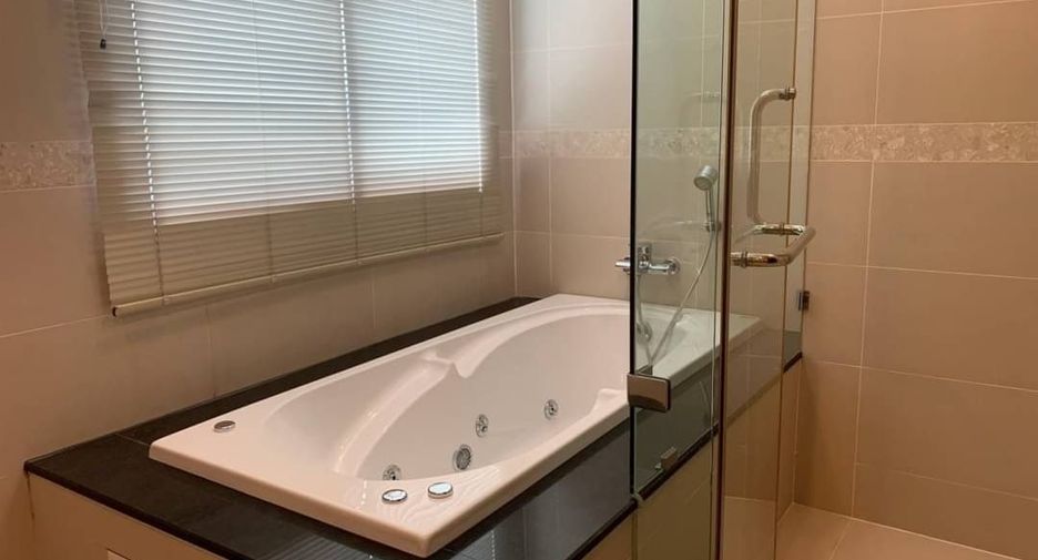 For rent 3 bedrooms condo in Khlong Toei, Bangkok