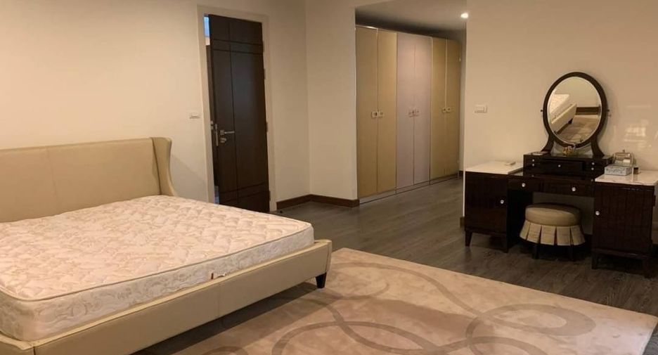 For rent 3 bedrooms condo in Khlong Toei, Bangkok