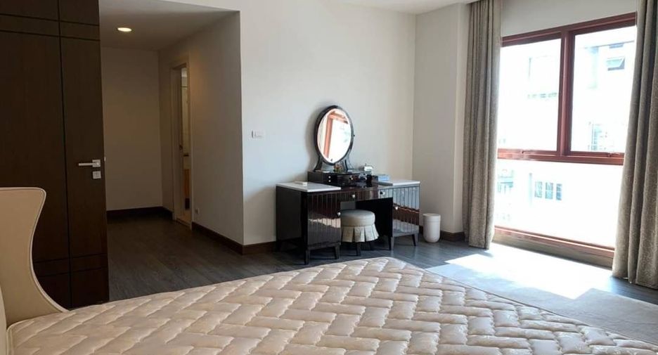For rent 3 bedrooms condo in Khlong Toei, Bangkok