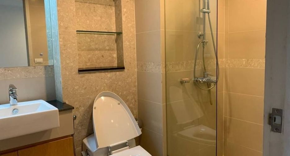 For rent 3 bedrooms condo in Khlong Toei, Bangkok
