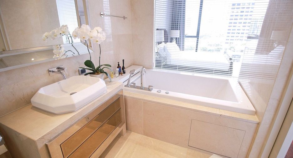 Condo en alquiler de 2 habitaciones en Khlong Toei, Bangkok