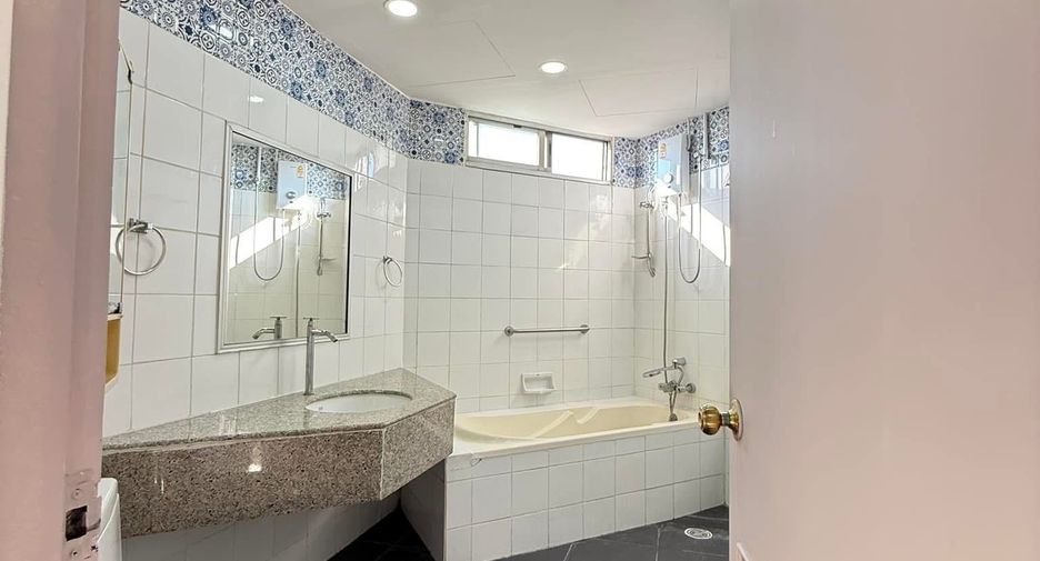 For rent 3 bedrooms condo in Watthana, Bangkok