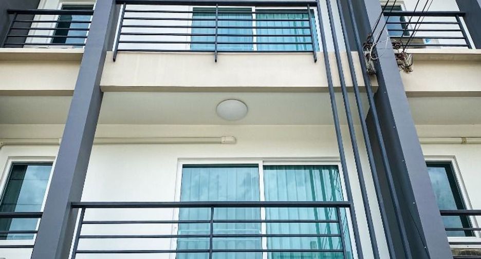 For rent 3 bedrooms townhouse in Suan Luang, Bangkok