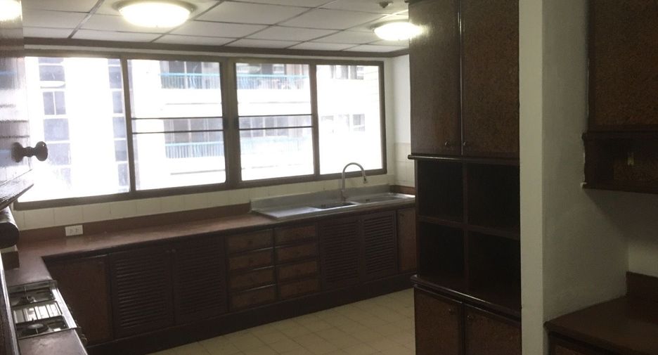 For rent 2 bedrooms condo in Khlong Toei, Bangkok
