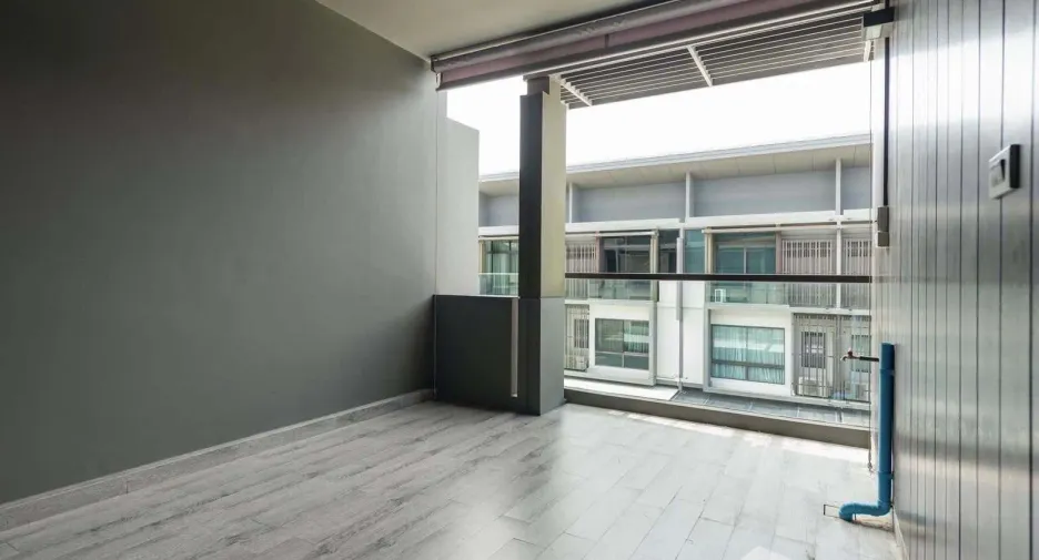 Casa adosada en alquiler de 3 habitaciones en Lat Phrao, Bangkok