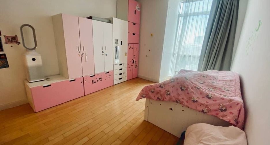 For rent 3 bedrooms condo in Pathum Wan, Bangkok