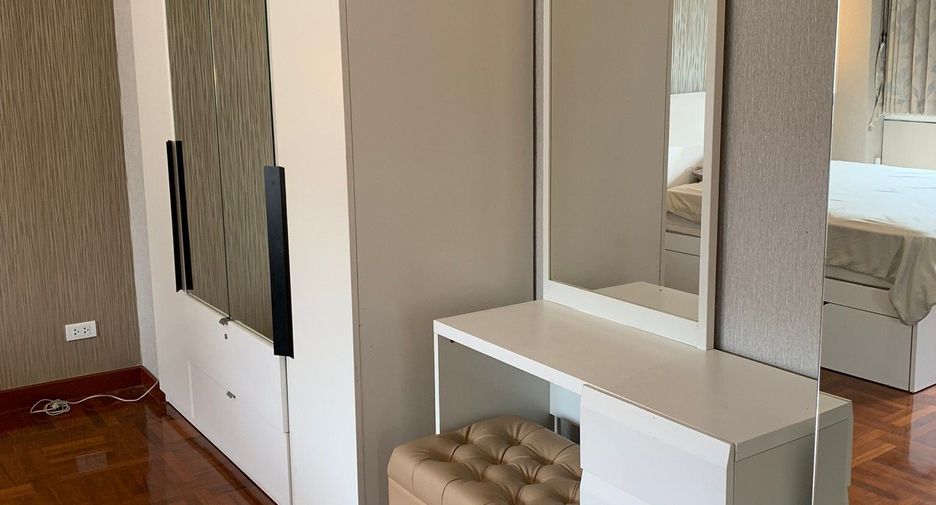 For rent 3 bedrooms condo in Khlong Toei, Bangkok