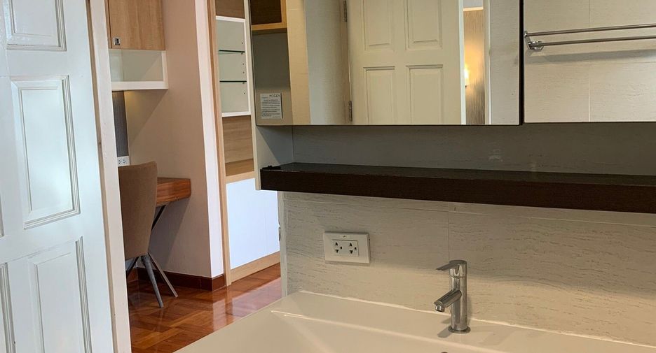 For rent 3 bedrooms condo in Khlong Toei, Bangkok