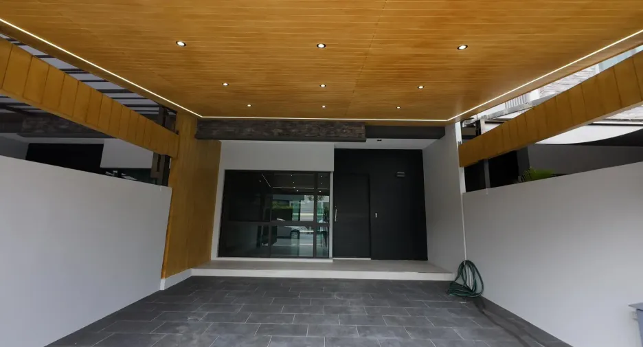 For rent 3 bedrooms townhouse in Lat Phrao, Bangkok