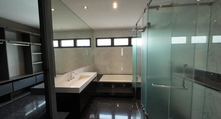 For rent 3 bedrooms townhouse in Lat Phrao, Bangkok