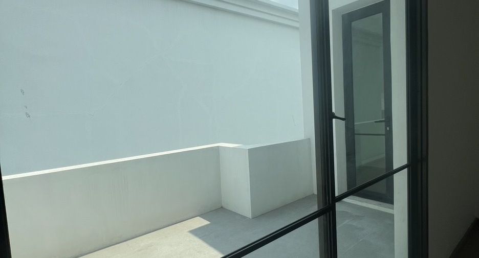 For rent 4 bedrooms house in Lat Phrao, Bangkok