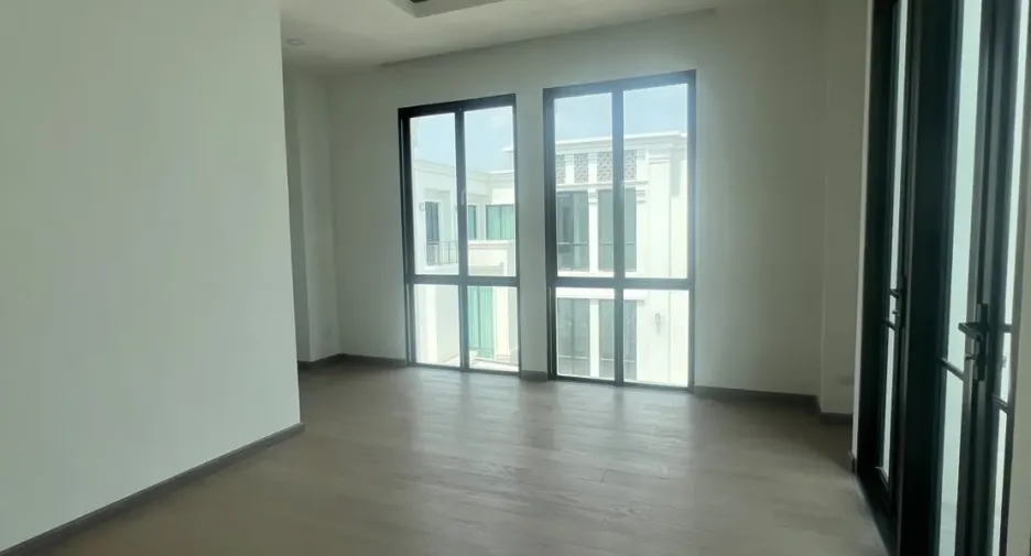 For rent 4 bedrooms house in Lat Phrao, Bangkok