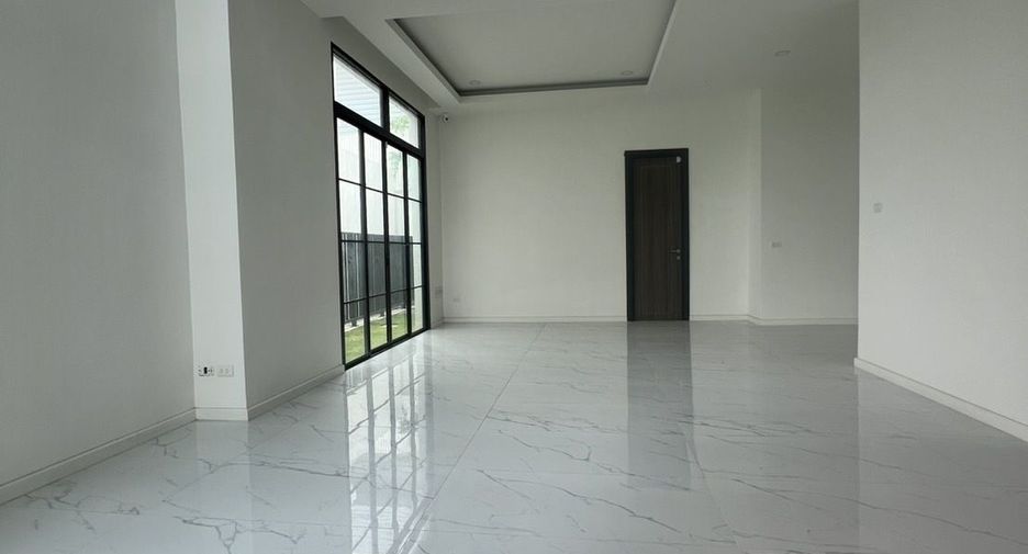 For rent 4 bedrooms house in Lat Phrao, Bangkok