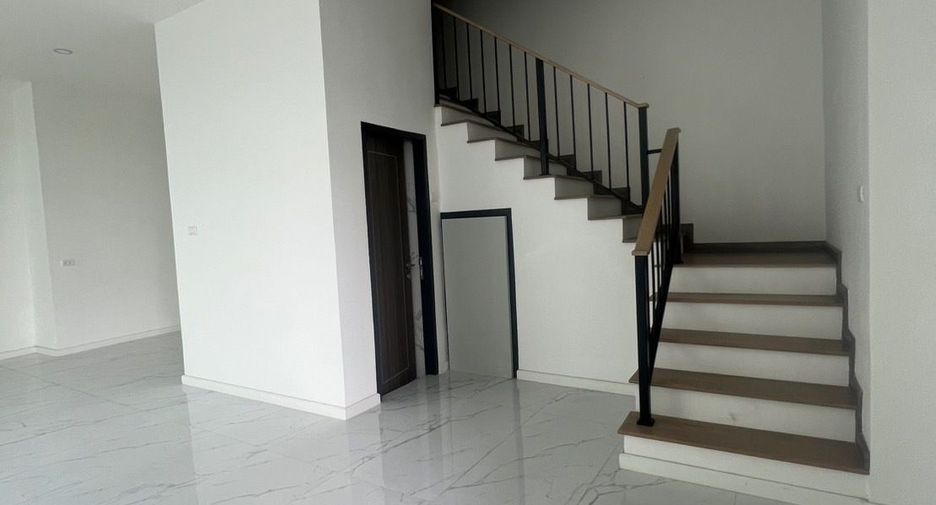 For rent 4 bedrooms house in Lat Phrao, Bangkok