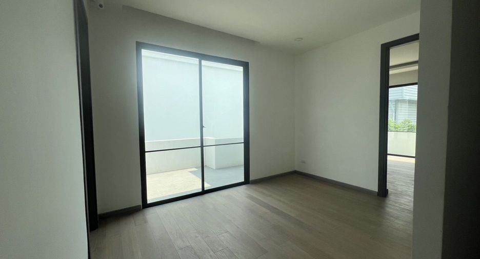 For rent 4 bedrooms house in Lat Phrao, Bangkok