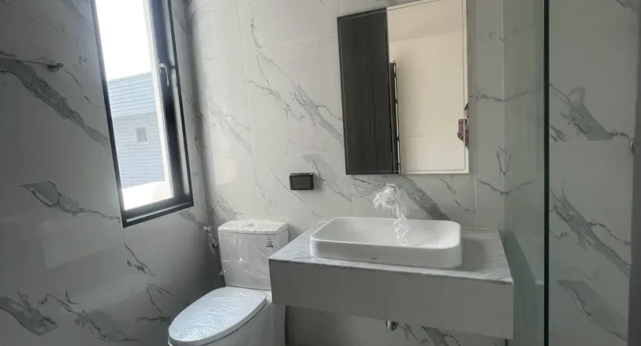 For rent 4 bedrooms house in Lat Phrao, Bangkok