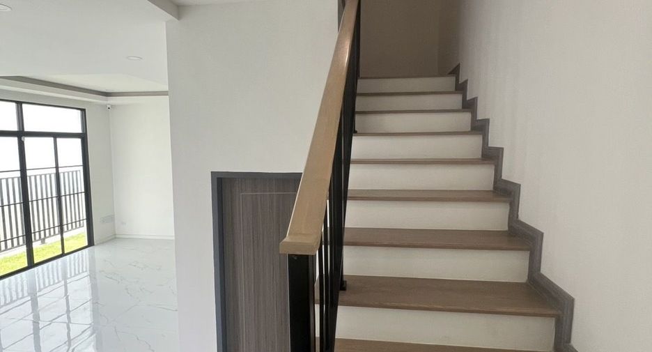 For rent 4 bedrooms house in Lat Phrao, Bangkok