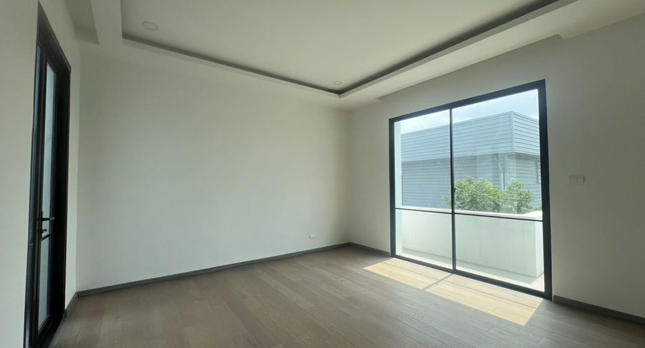 For rent 4 bedrooms house in Lat Phrao, Bangkok