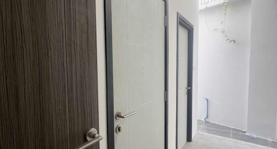 For rent 4 bedrooms house in Lat Phrao, Bangkok