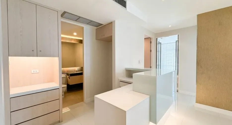 For rent 2 bedrooms condo in Pathum Wan, Bangkok