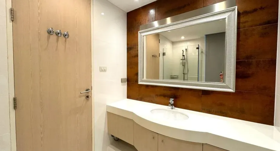 For rent 2 bedrooms condo in Pathum Wan, Bangkok