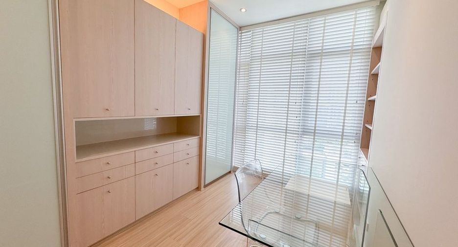 For rent 2 bedrooms condo in Pathum Wan, Bangkok