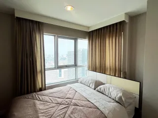 Condo en alquiler de 3 habitaciones en Huai Khwang, Bangkok